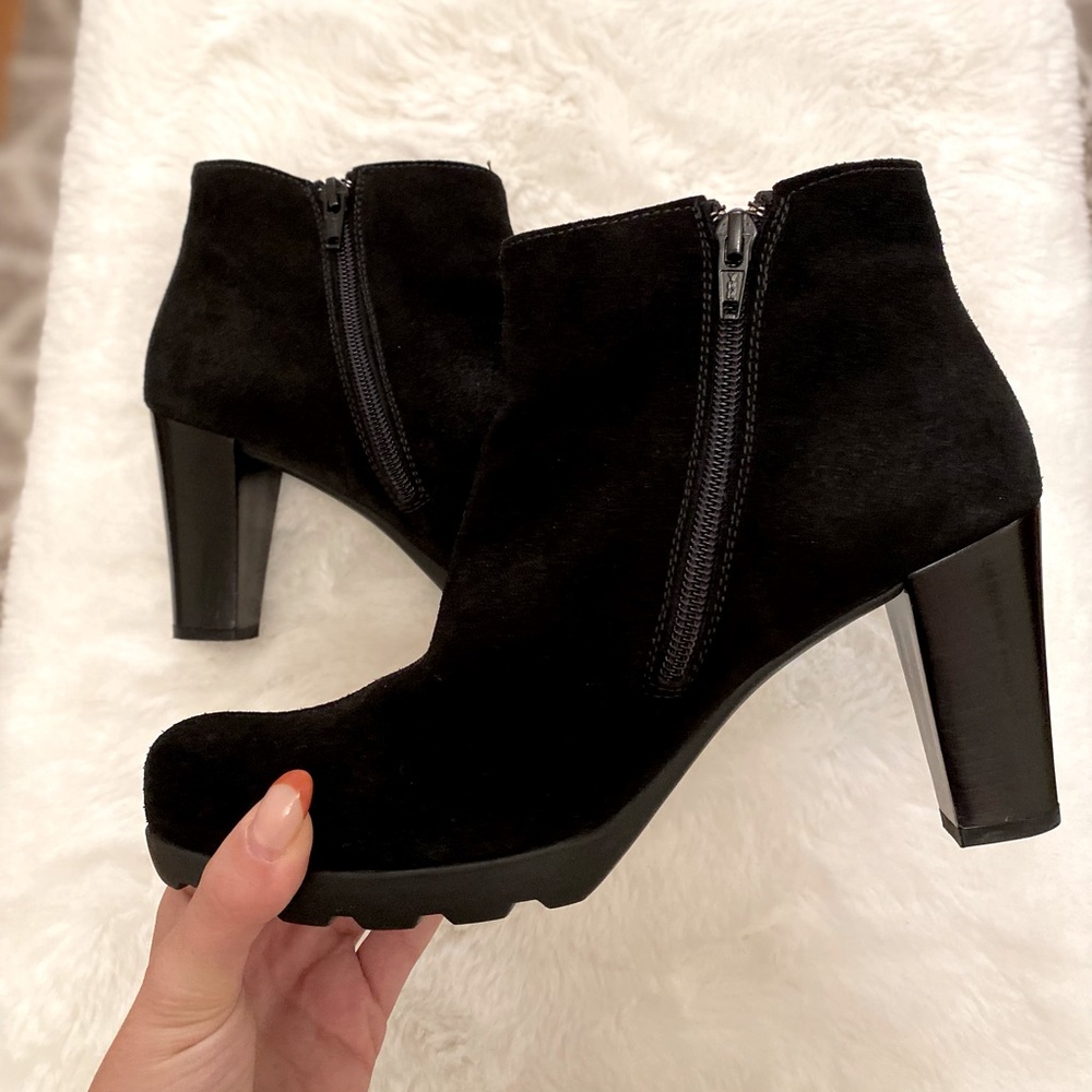 La Canadienne Black Suede Booties (Size 8M)